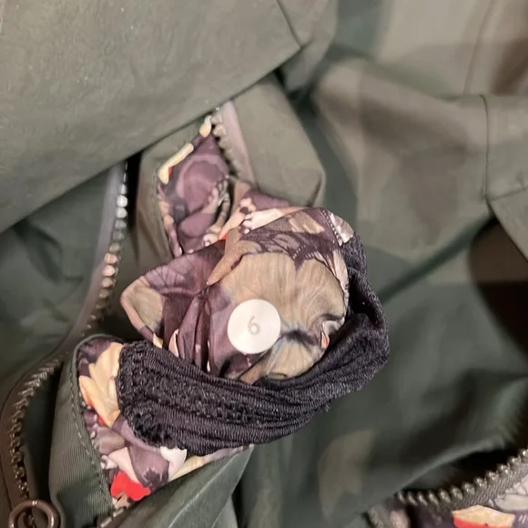 VGUC Lululemon Definitely Raining Jacket (US 6) - Gator Green - Picture 9 of 16